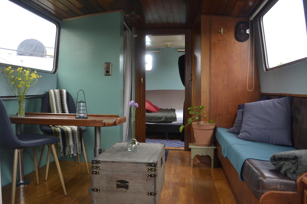 Boot met Douche en Apart Toilet